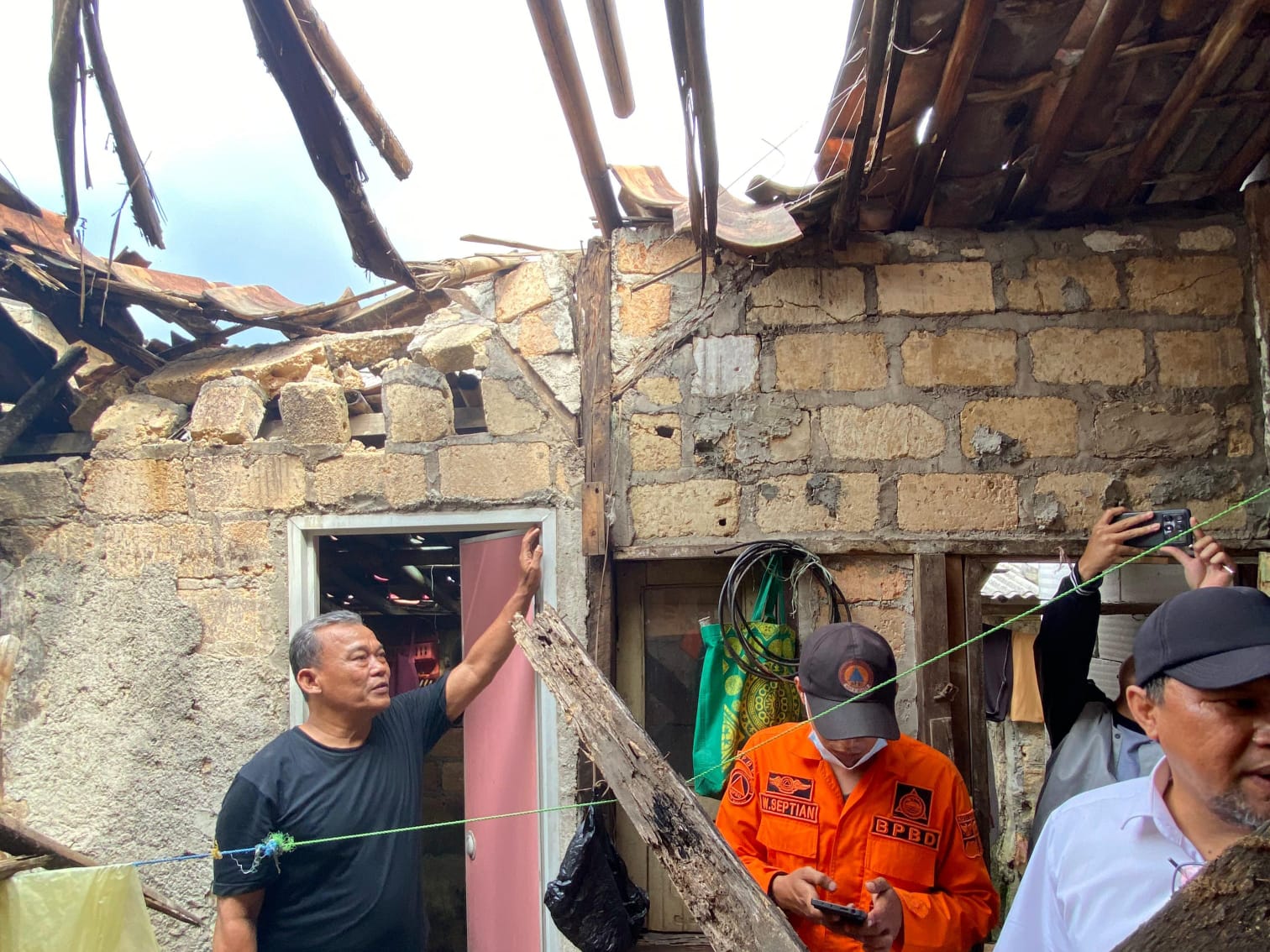 Rumah Warga di Cilendek Timur Rusak Akibat Atap Ambruk