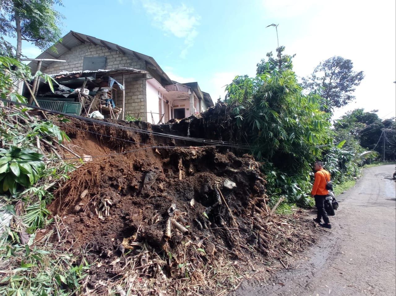 Tebing Setinggi 4 Meter Longsor Timpa Jaringan Kabel di Mulyaharja