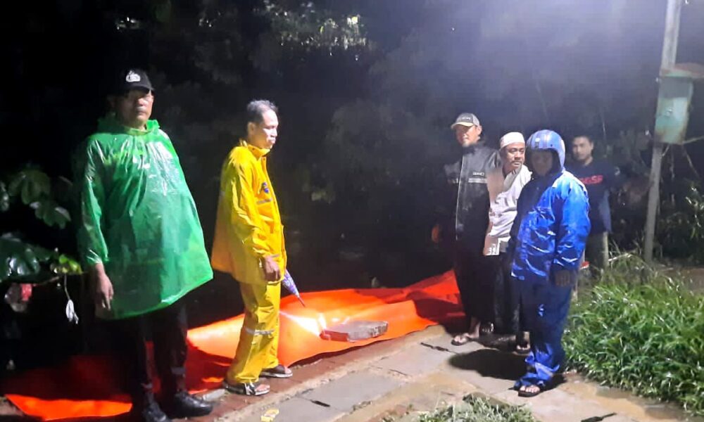 Diguyur Hujan Deras, Tebing Jalan Setapak di Cipaku Longsor