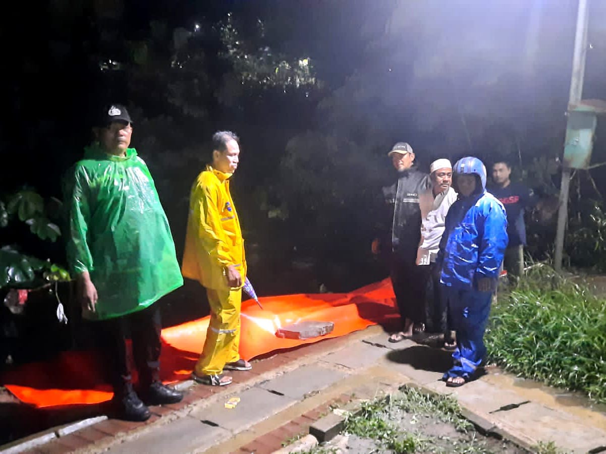 Diguyur Hujan Deras, Tebing Jalan Setapak di Cipaku Longsor