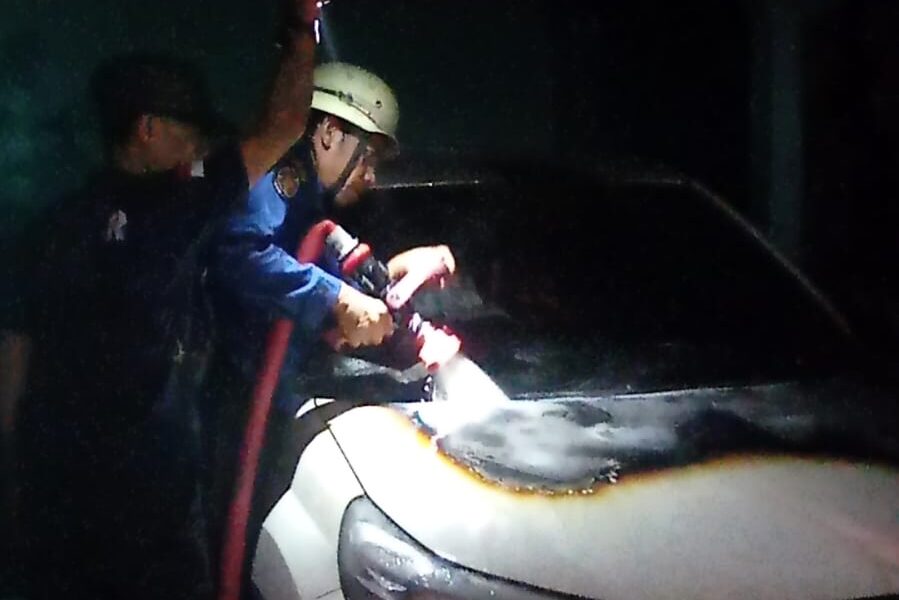 Mobil Terparkir di Garasi Rumah Warga Genteng Terbakar