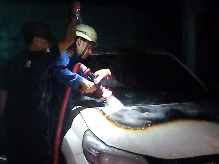 Mobil Terparkir di Garasi Rumah Warga Genteng Terbakar
