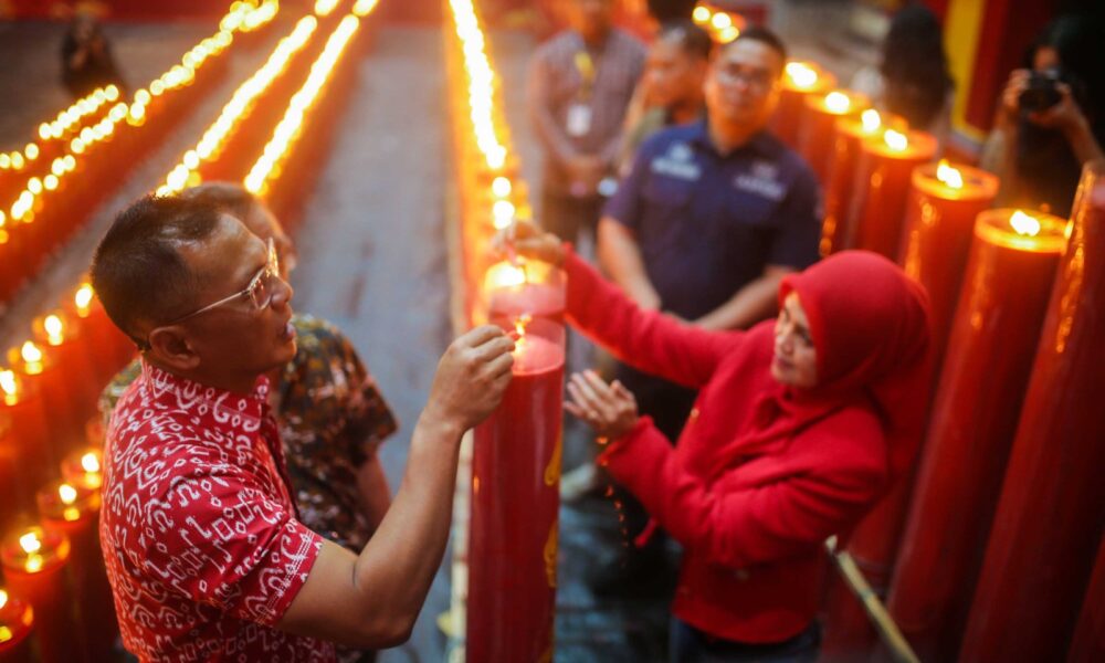Pj Wali Kota Hadiri Tradisi Nyalakan Lilin Besar di Vihara Dhanagun