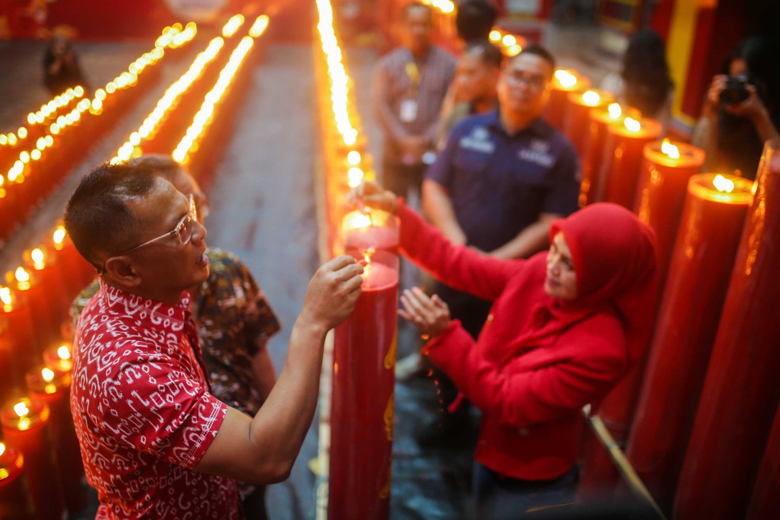 Pj Wali Kota Hadiri Tradisi Nyalakan Lilin Besar di Vihara Dhanagun