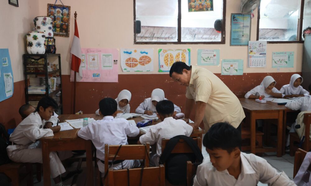 Cek Makan Bergizi Gratis di SDN Kedung Jaya, Prabowo Disambut Antusias Para Pelajar