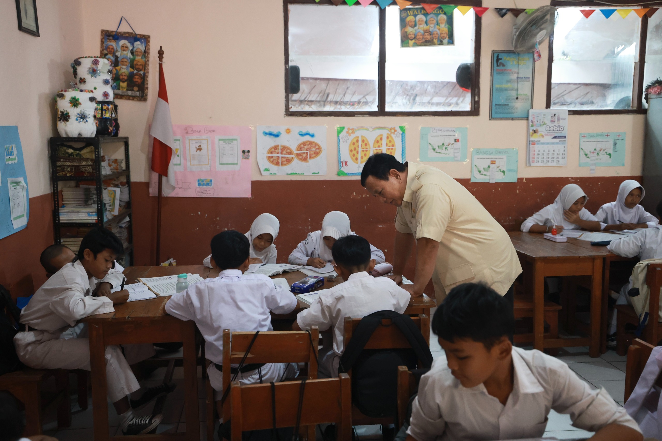 Cek Makan Bergizi Gratis di SDN Kedung Jaya, Prabowo Disambut Antusias Para Pelajar