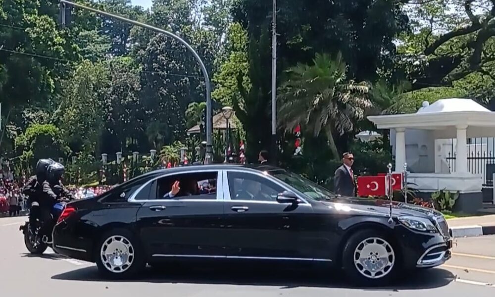 Tiba di Istana Bogor, Presiden Turki Erdogan Menyapa Warga
