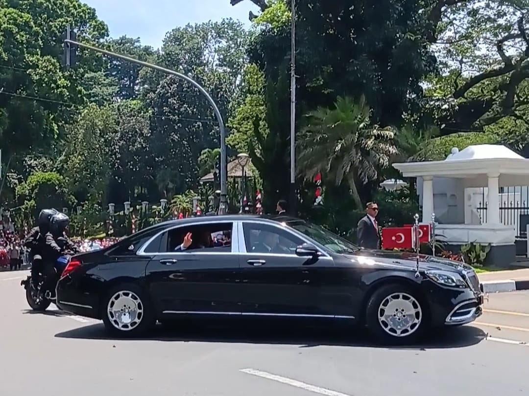 Tiba di Istana Bogor, Presiden Turki Erdogan Menyapa Warga