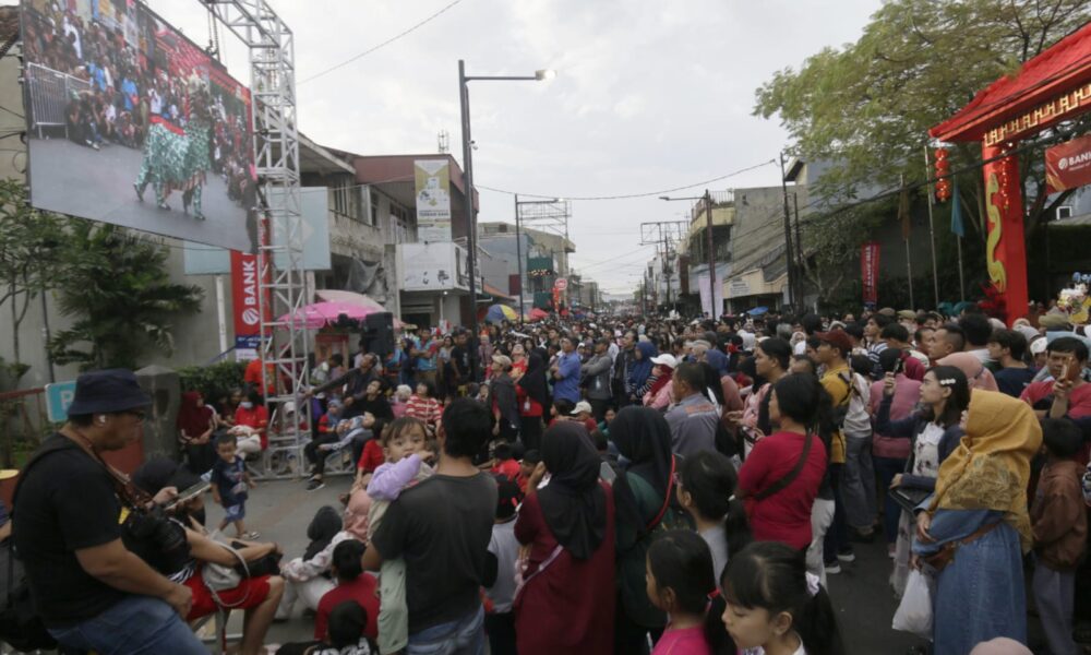 Saksikan Parade Seni Budaya BSF-CGM, Warga Padati Jalan Surken 