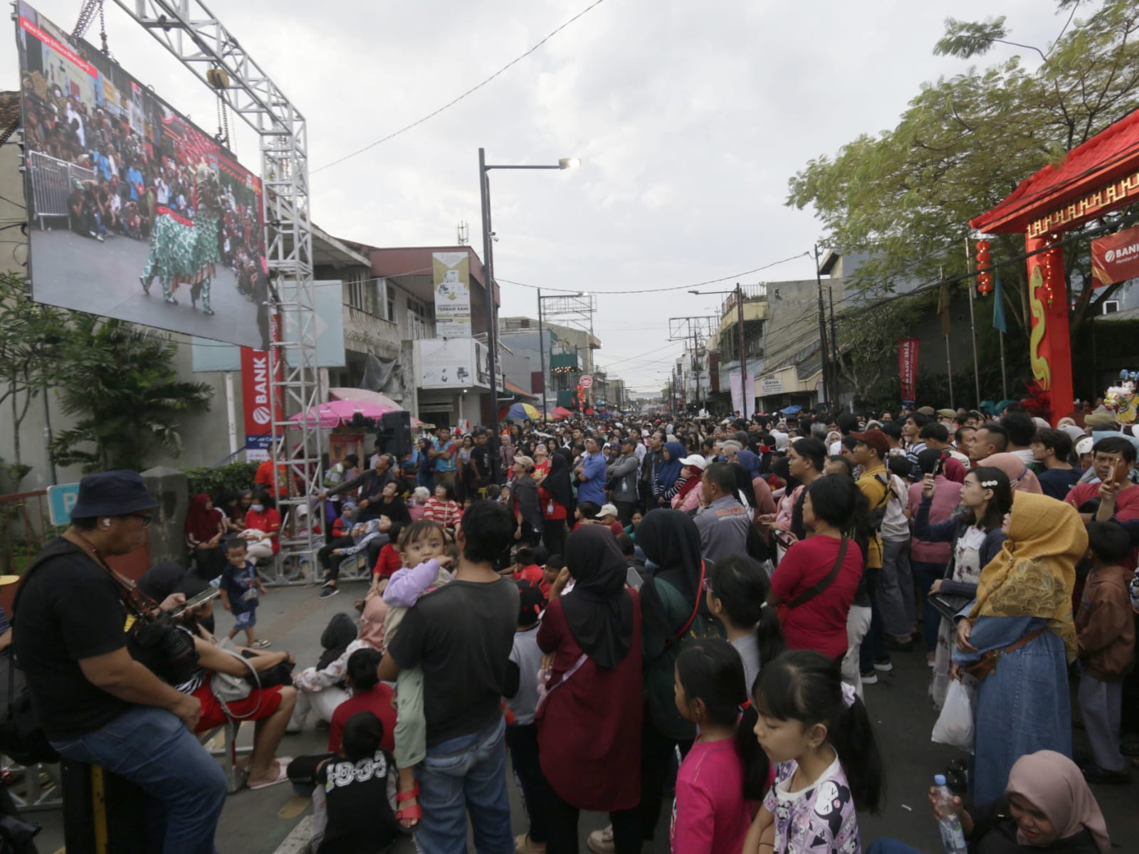 Saksikan Parade Seni Budaya BSF-CGM, Warga Padati Jalan Surken 