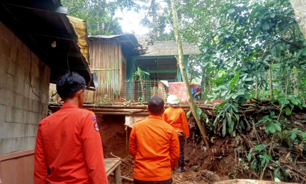Tanah Longsor di Rancamaya Timpa Dapur Rumah Warga