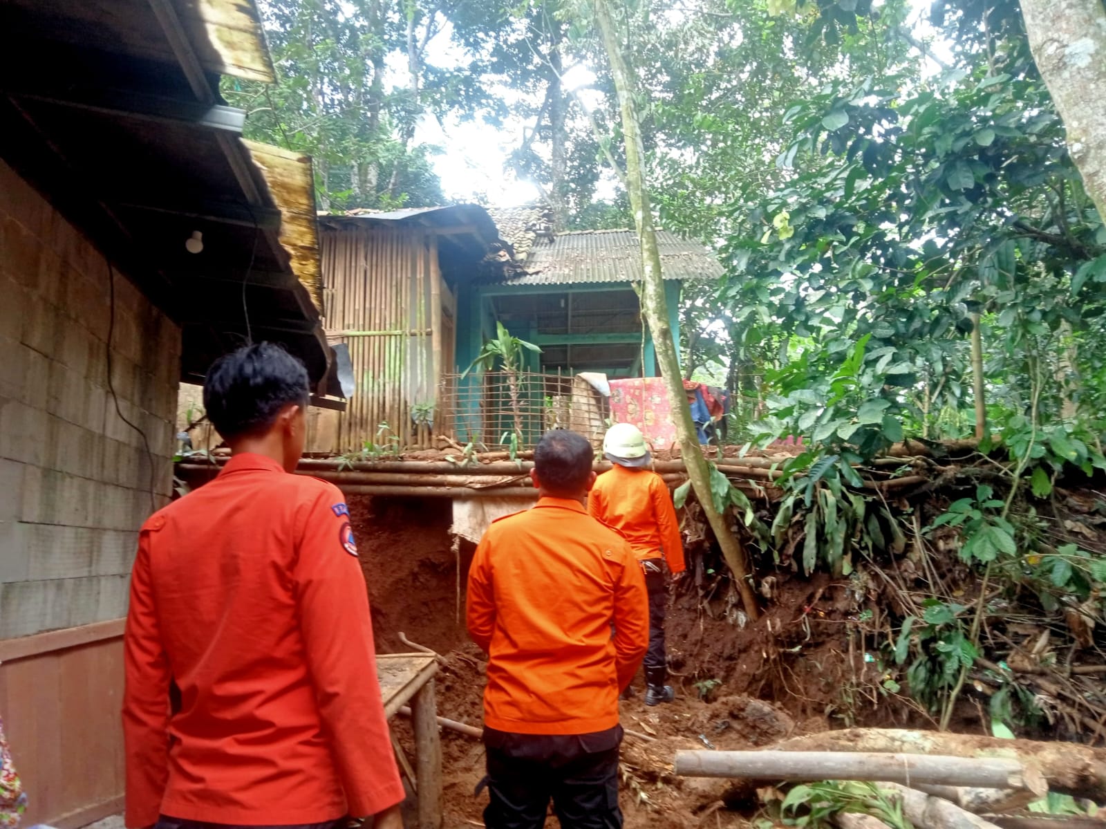 Tanah Longsor di Rancamaya Timpa Dapur Rumah Warga