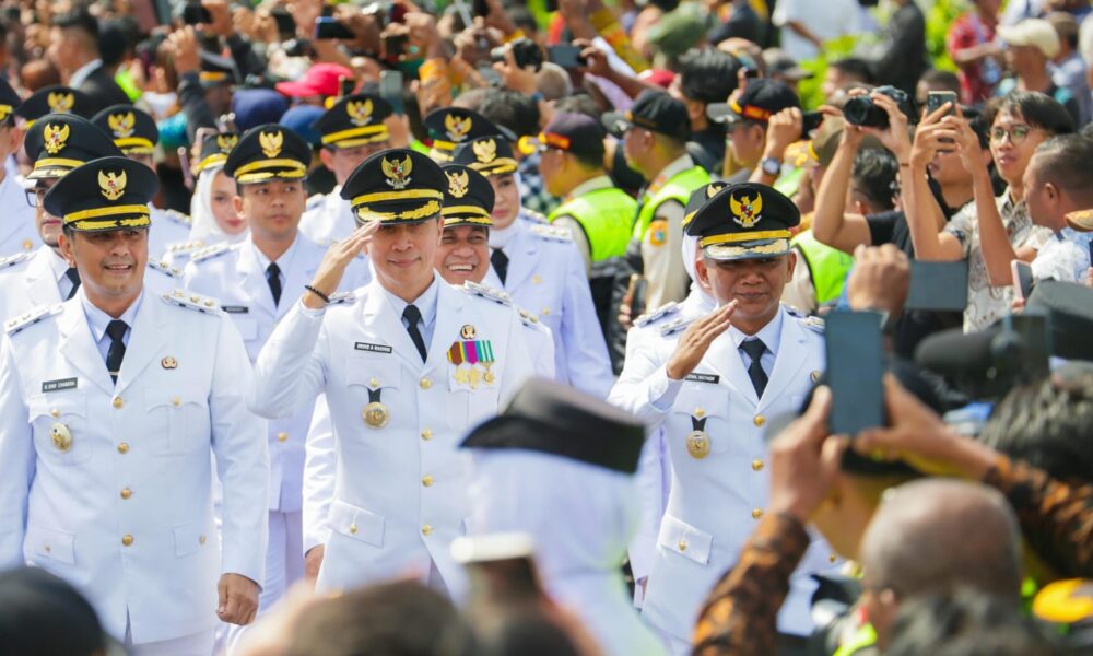 Saat Dedie-Jenal Jalan Kaki Menuju Pelantikan di Istana Merdeka