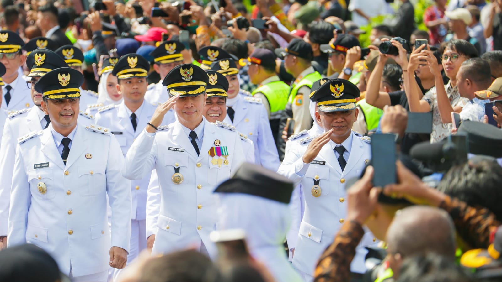 Saat Dedie-Jenal Jalan Kaki Menuju Pelantikan di Istana Merdeka