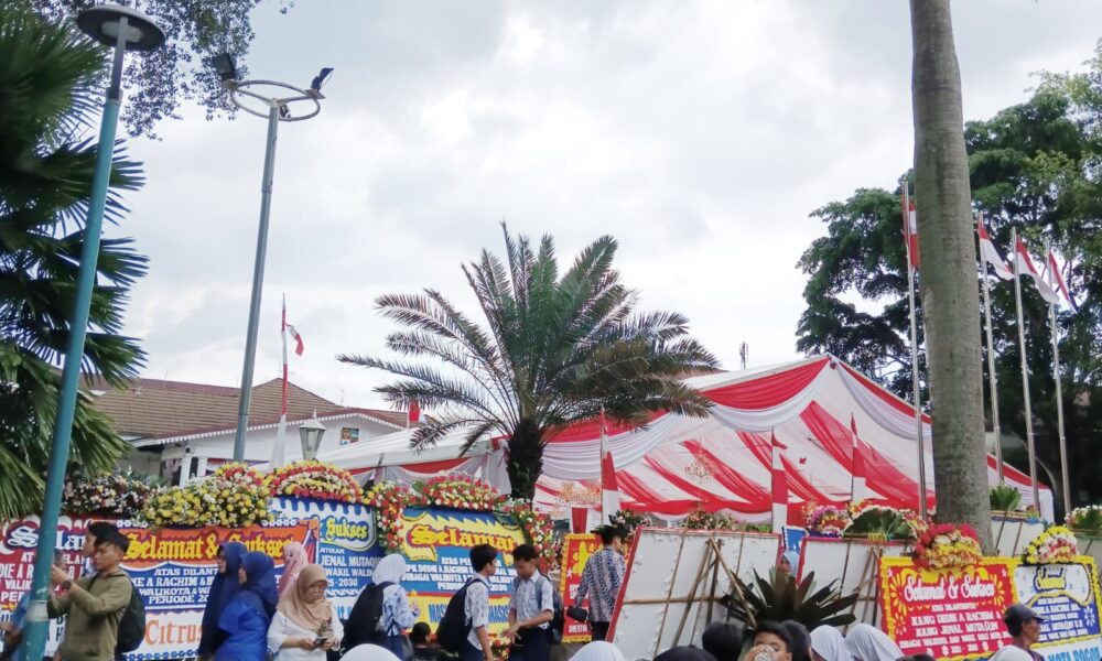 Sambut Dedie-Jenal, Balai Kota Bogor Dipenuhi Karangan Bunga