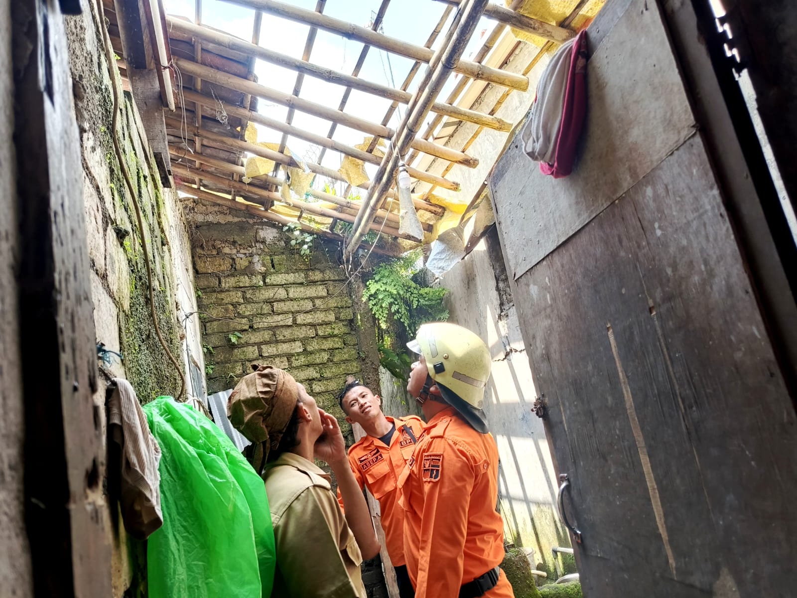 Atap Rumah Warga di Gunung Batu Tersapu Angin Kencang