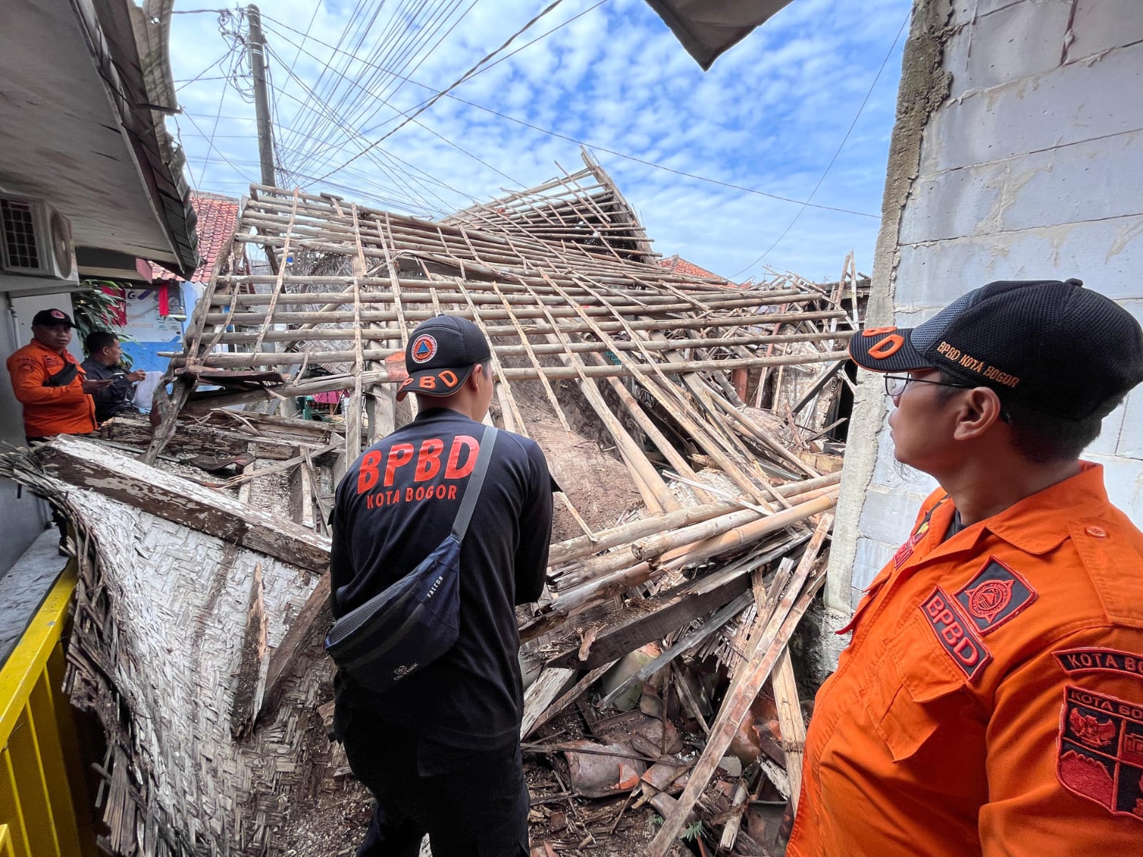 2 Keluarga di Semplak Mengungsi Karena Rumah Ambruk