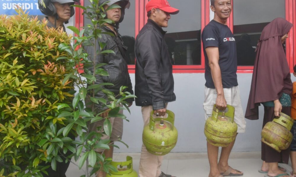Warga di Kota Bogor Rela Antre untuk Dapat Gas Elpiji 3 Kg