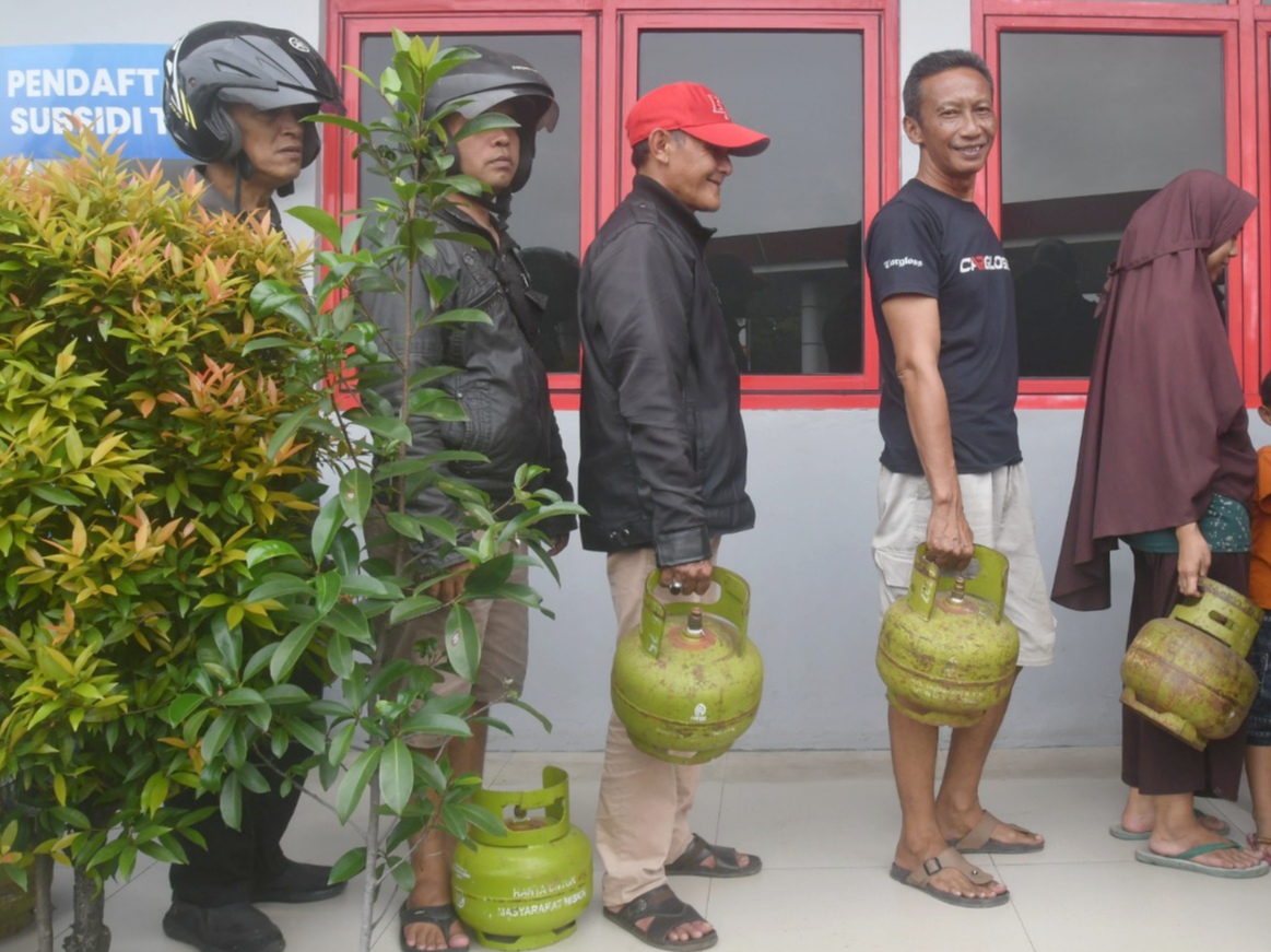 Warga di Kota Bogor Rela Antre untuk Dapat Gas Elpiji 3 Kg