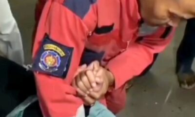 Saat Petugas Damkar Kota Bogor 'Jinakan' Wisatawan Kerasukan