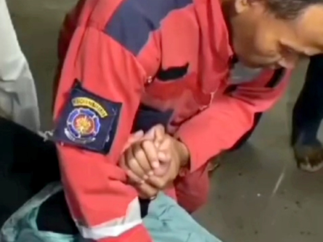 Saat Petugas Damkar Kota Bogor 'Jinakan' Wisatawan Kerasukan