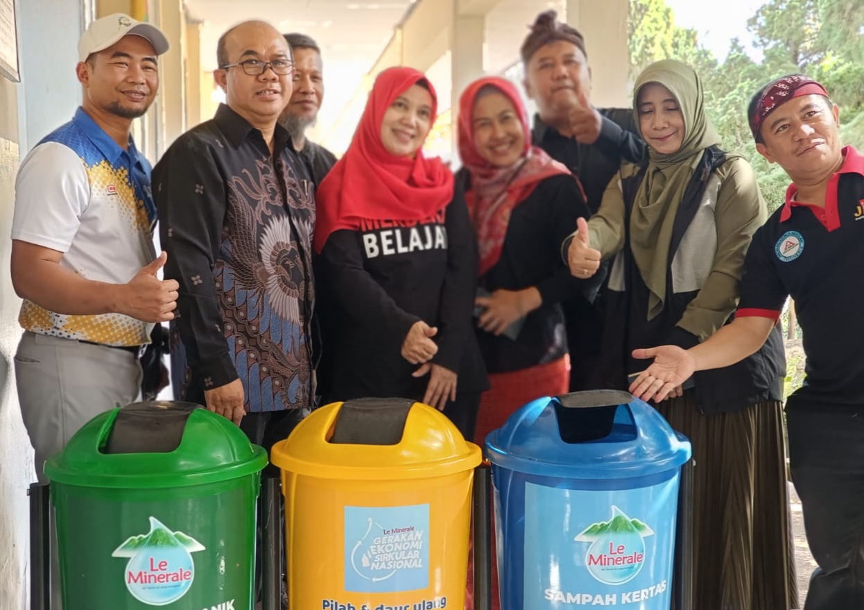 Dukung Kebersihan Sekolah di Bogor, Le Minerale Bagikan 30 Tempat Pilah Sampah 