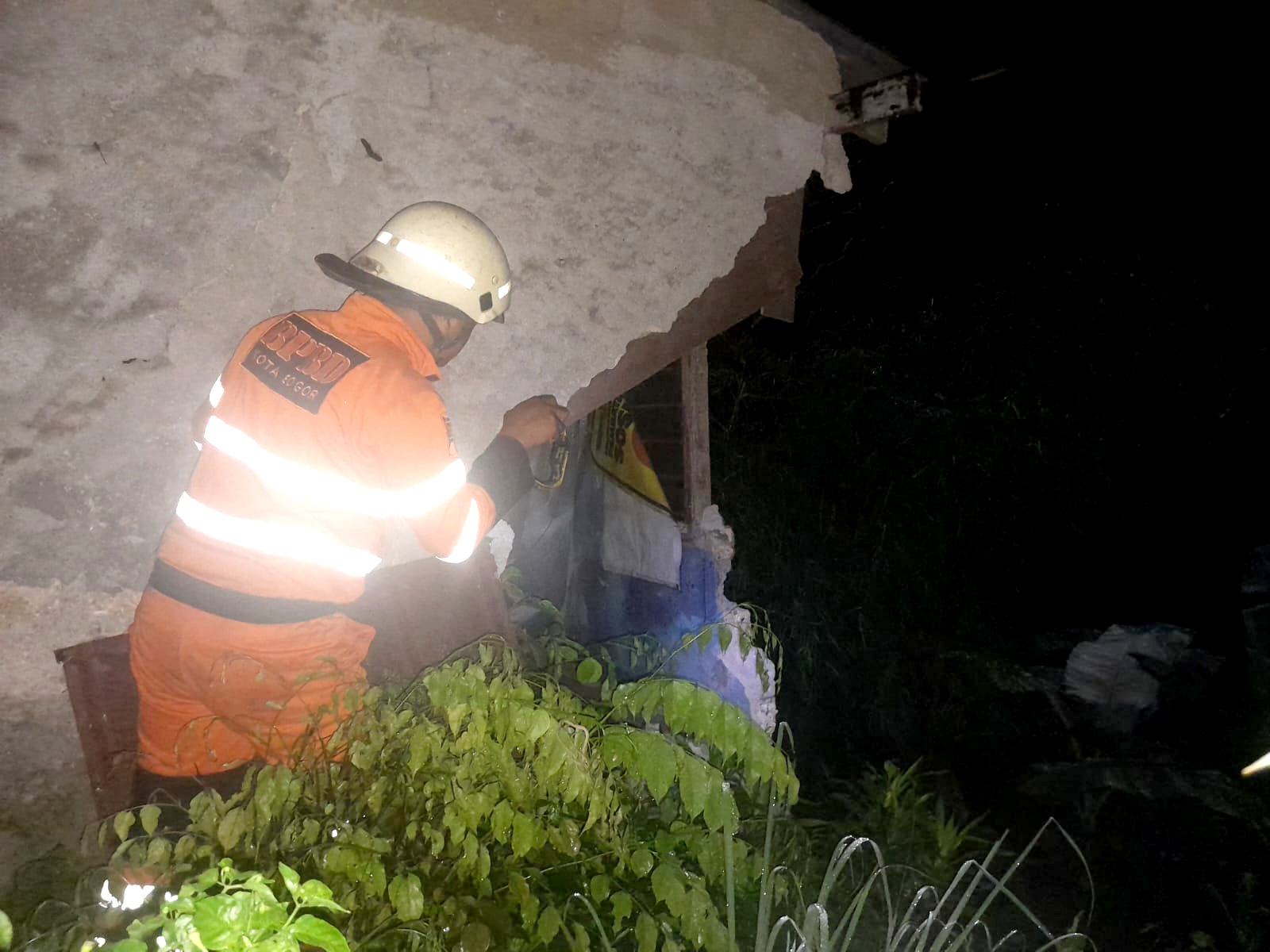 Tembok Rumah Warga di Kayumanis Ambruk, Penghuni Mengungsi