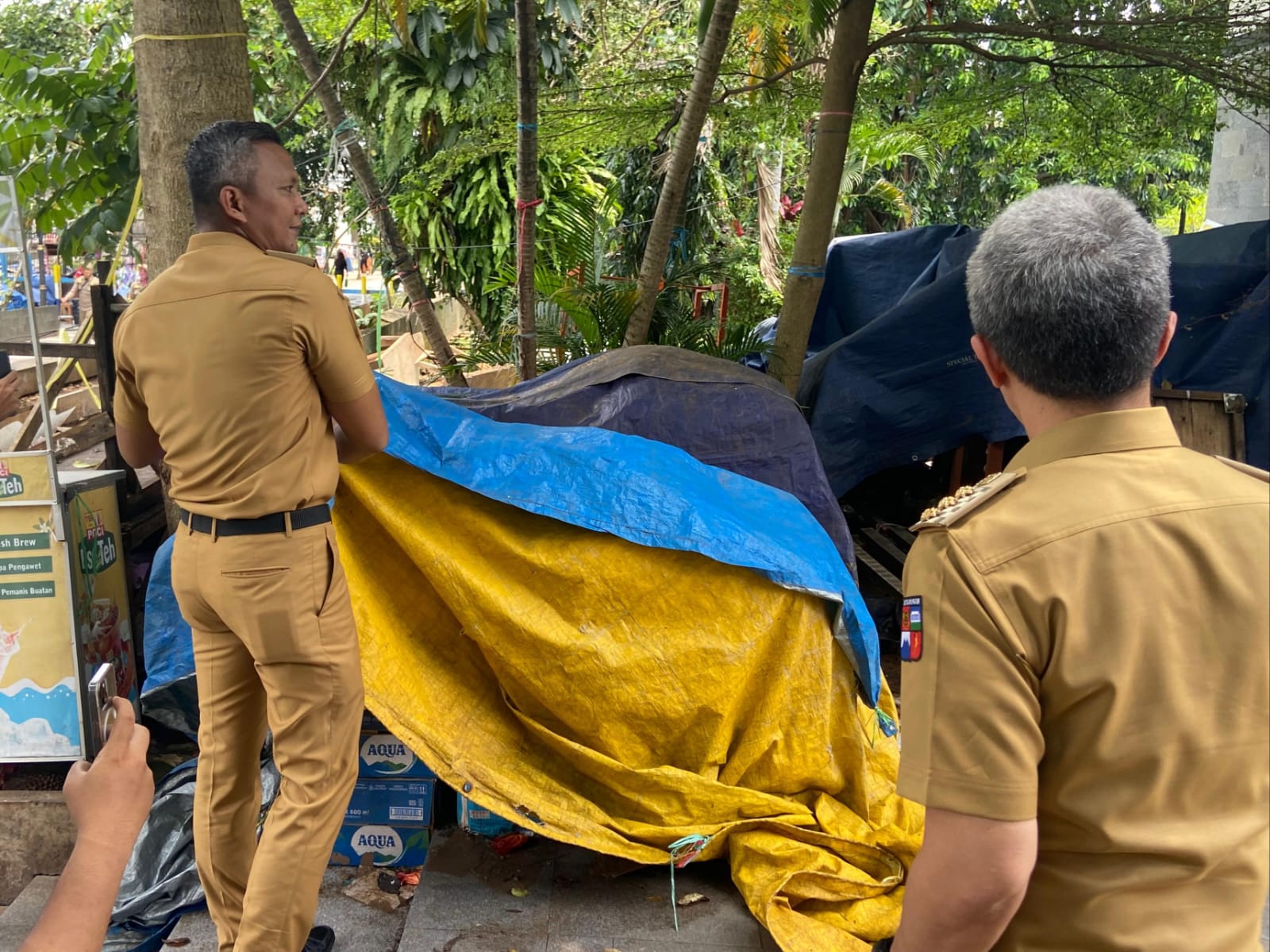 Sidak Alun-alun, Dedie-Jenal Temukan Tumpukan Barang PKL dan Genangan Air
