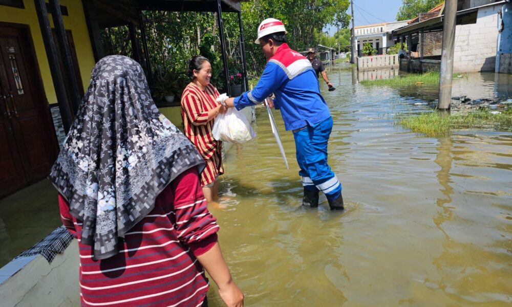 PGN Salurkan Paket Sembako untuk Warga Terdampak Banjir di Bekasi 