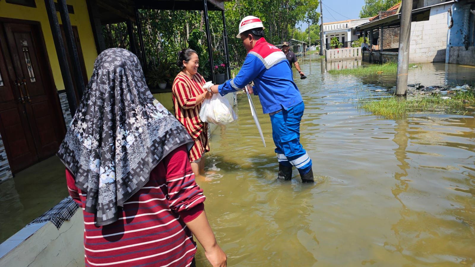 PGN Salurkan Paket Sembako untuk Warga Terdampak Banjir di Bekasi 