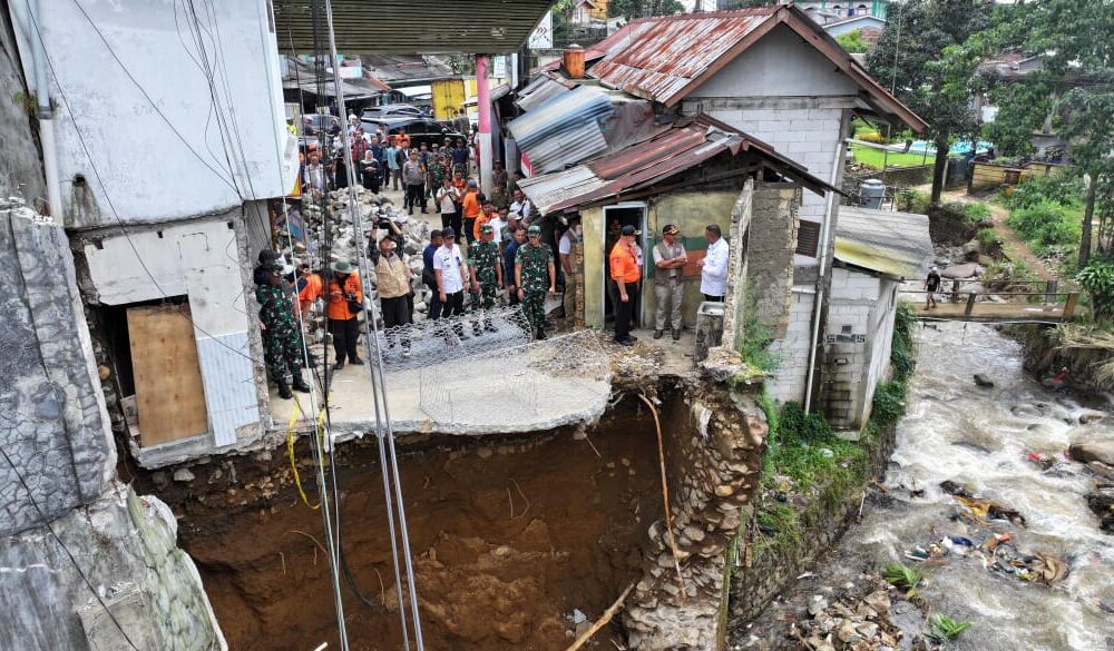 Jembatan Bailey Dibangun di Jembatan Hankam Cisarua yang Terputus
