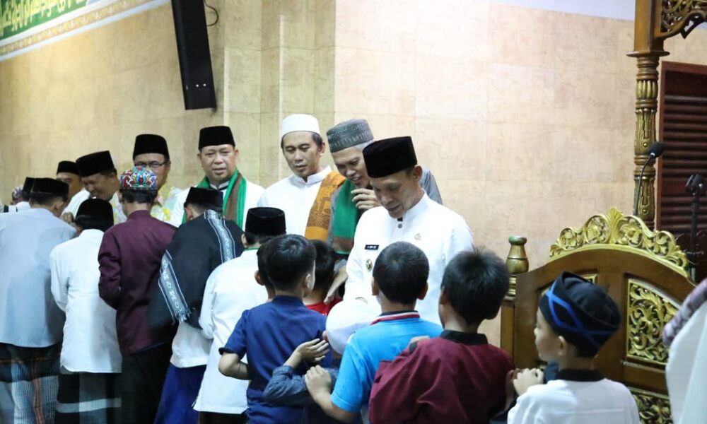 Tarawih Keliling, Jaro Ade Ajak Warga Cileungsi Jaga Lingkungan