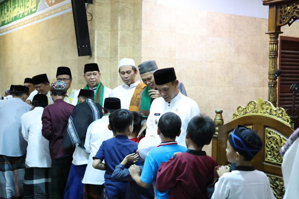 Tarawih Keliling, Jaro Ade Ajak Warga Cileungsi Jaga Lingkungan