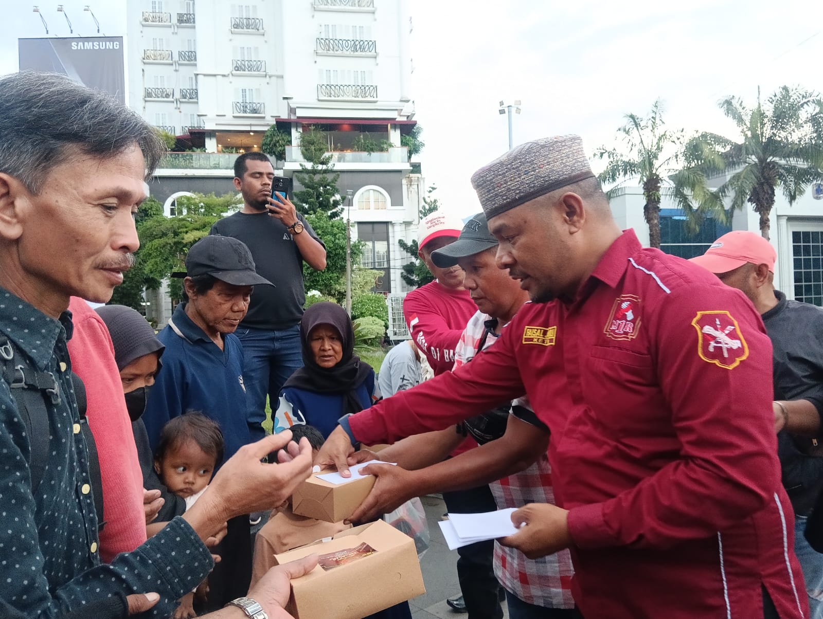 M1R SSB Kota Bogor Berbagi Takjil dan Santunan di Tugu Kujang
