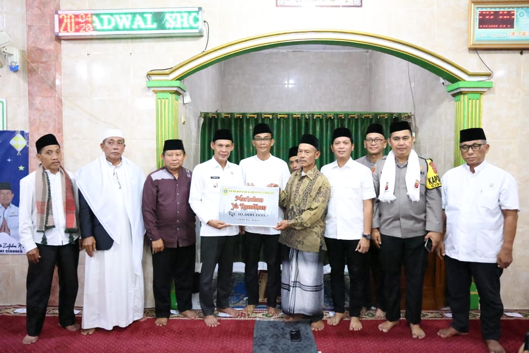 Tarawih Keliling di Cigudeg, Jaro Ade Salurkan Bantuan Renovasi Masjid