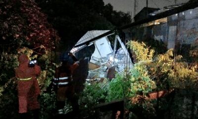 Detik-detik Warga Evakuasi Kakek Nenek yang Tertimbun Rumah Ambruk di Ranggamekar