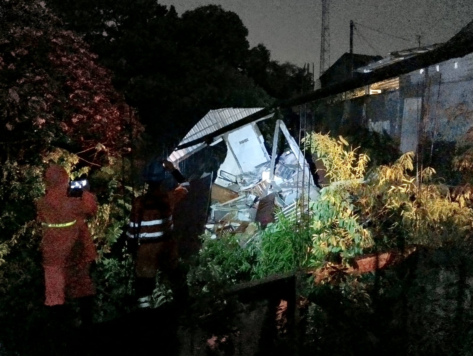 Detik-detik Warga Evakuasi Kakek Nenek yang Tertimbun Rumah Ambruk di Ranggamekar