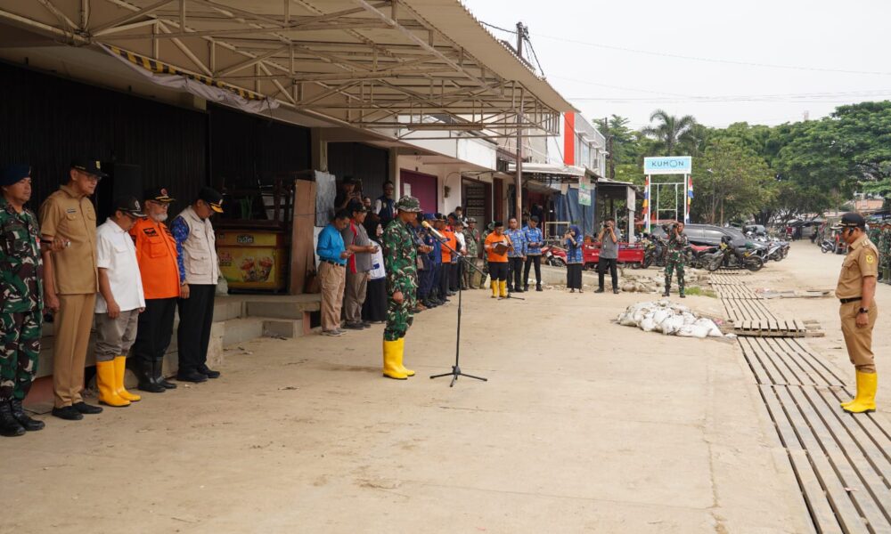 Pemkab Bogor, TNI-Polri Kolaborasi Bersihkan Sisa Banjir di Bojongkulur