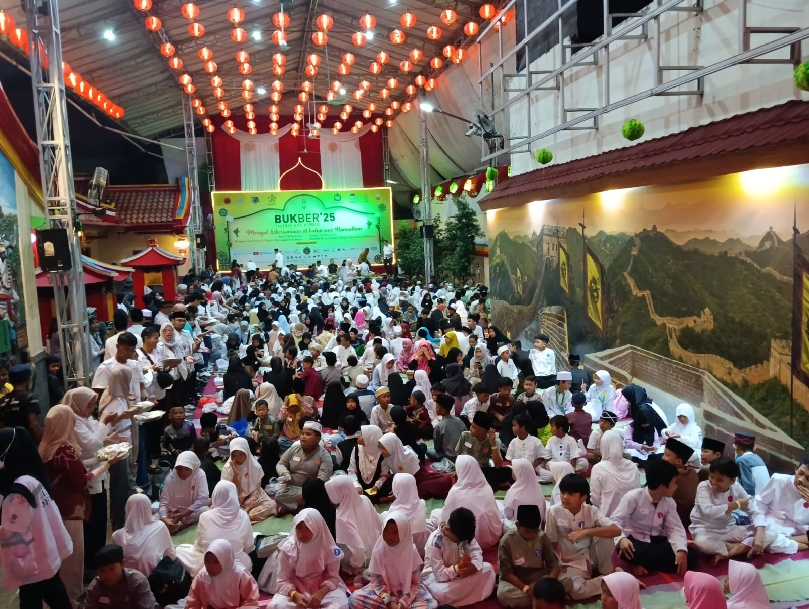Buka Puasa Bersama Ratusan Anak Yatim di Vihara Dhanagun