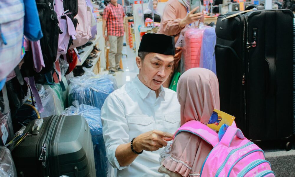 Momen Dedie Rachim Belanja Lebaran Bersama Anak Yatim