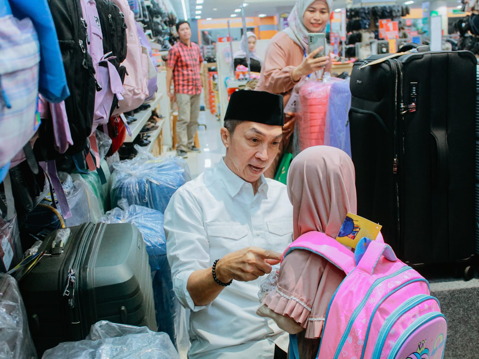 Momen Dedie Rachim Belanja Lebaran Bersama Anak Yatim