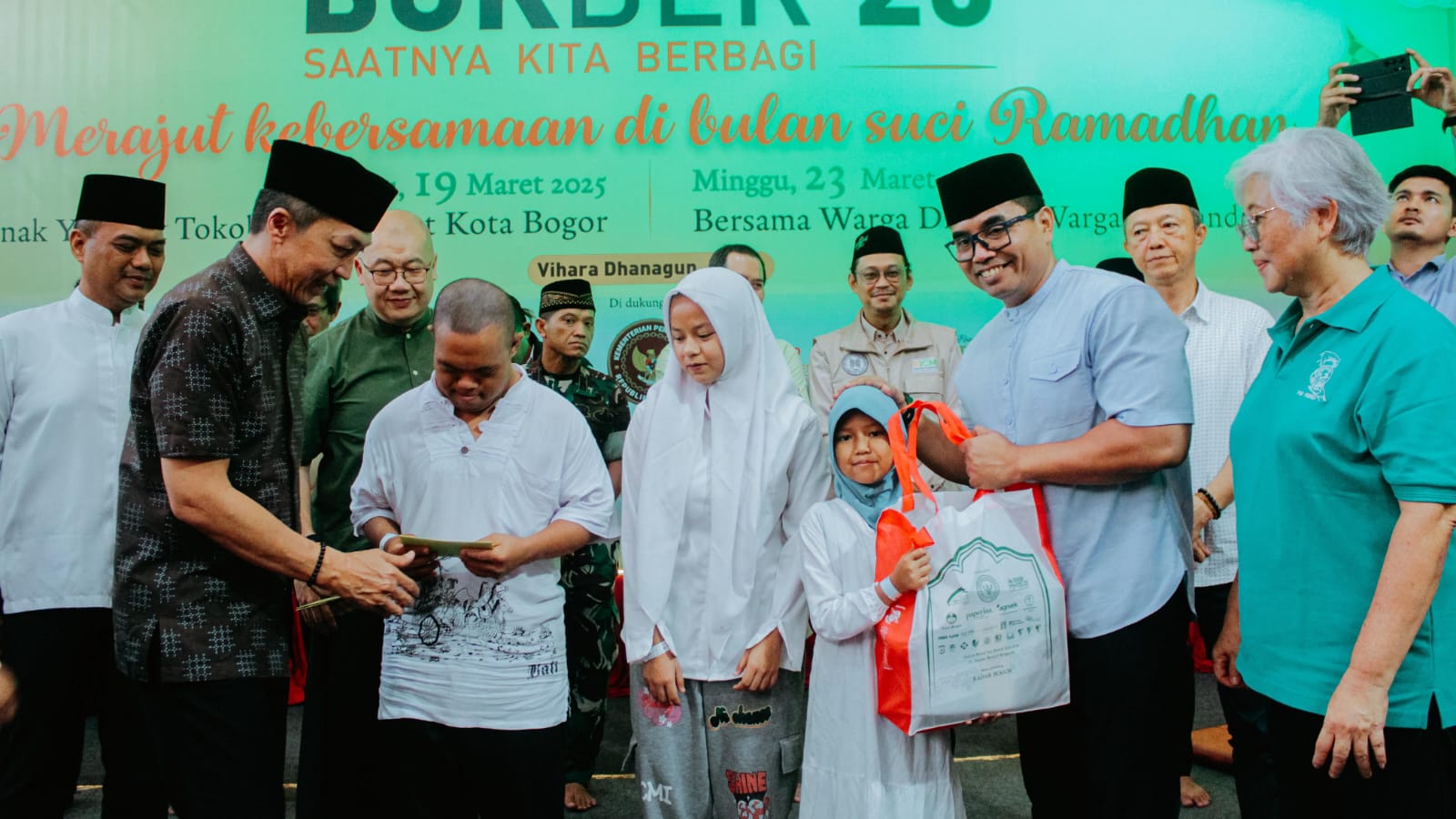 Vihara Dhanagun Berbagi Kebahagiaan dengan Difabel di Bogor