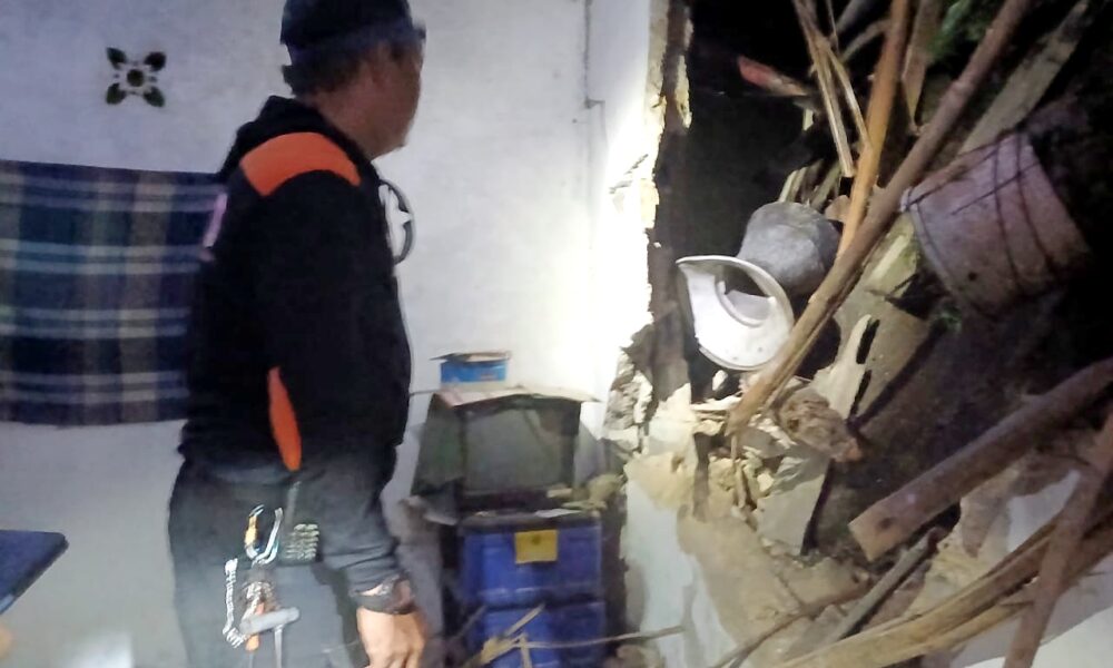 Rumah 3 Lantai Ambruk Timpa 2 Rumah di Cikaret, Penghuni Mengungsi