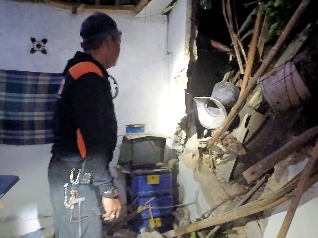 Rumah 3 Lantai Ambruk Timpa 2 Rumah di Cikaret, Penghuni Mengungsi