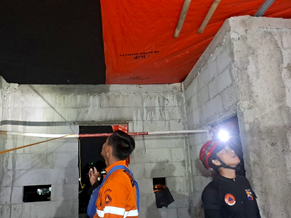 Diterjang Angin Kencang, Atap Rumah di Cilendek Timur Terbang