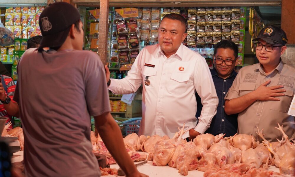 Tinjau Pasar Cibinong, Bupati Pastikan Harga Pangan Stabil selama Ramadan
