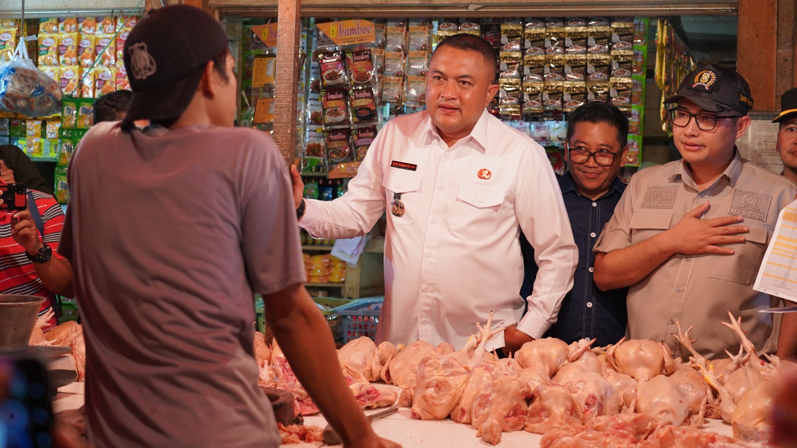 Tinjau Pasar Cibinong, Bupati Pastikan Harga Pangan Stabil selama Ramadan