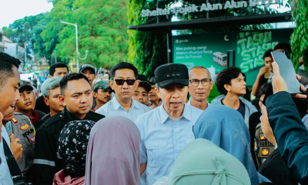 Wisatawan Membeludak, Dedie Rachim Pantau Lalu Lintas di Alun-alun