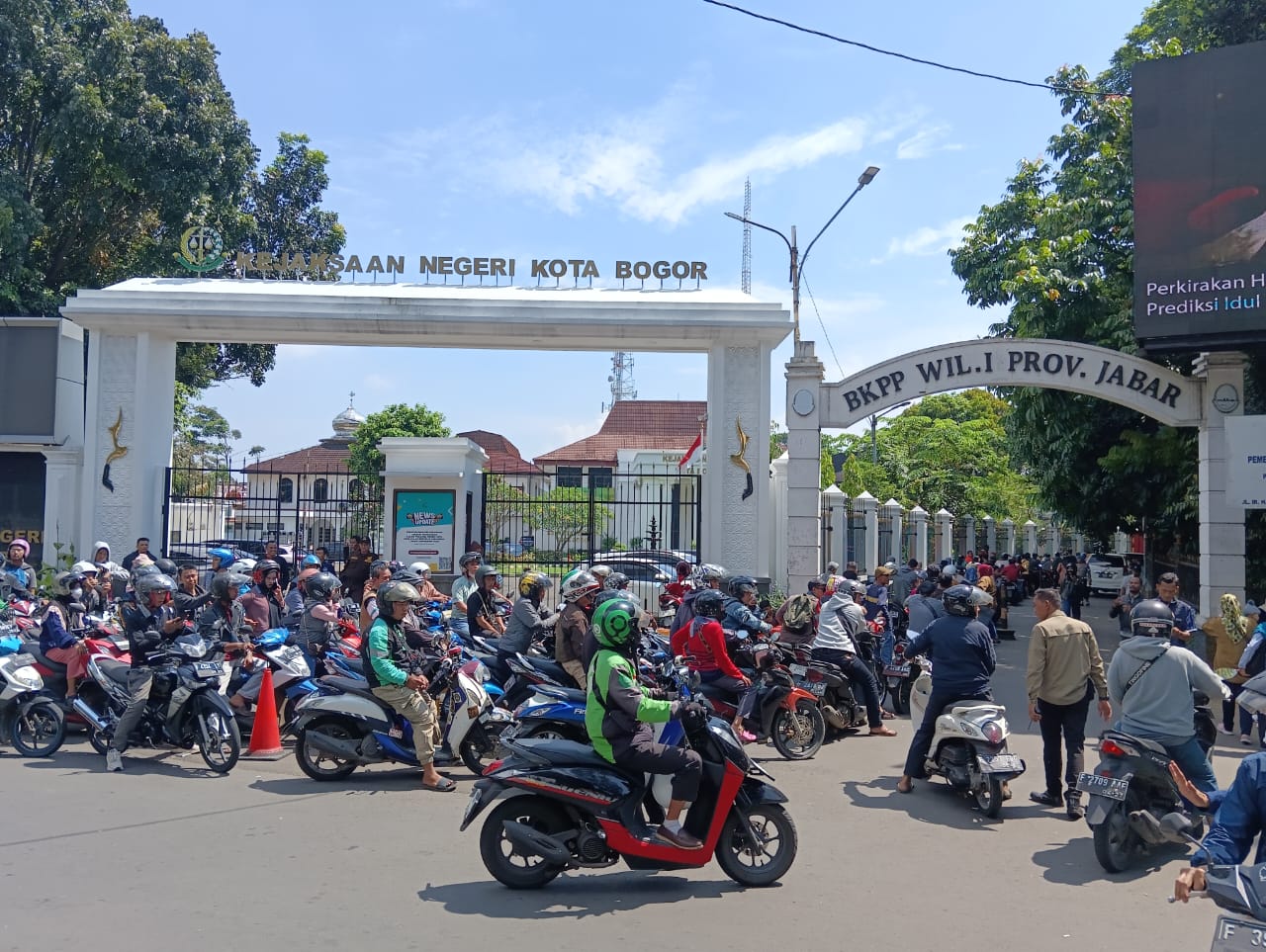 Usai Libur Lebaran, Ribuan Wajib Pajak Serbu Samsat Kota Bogor