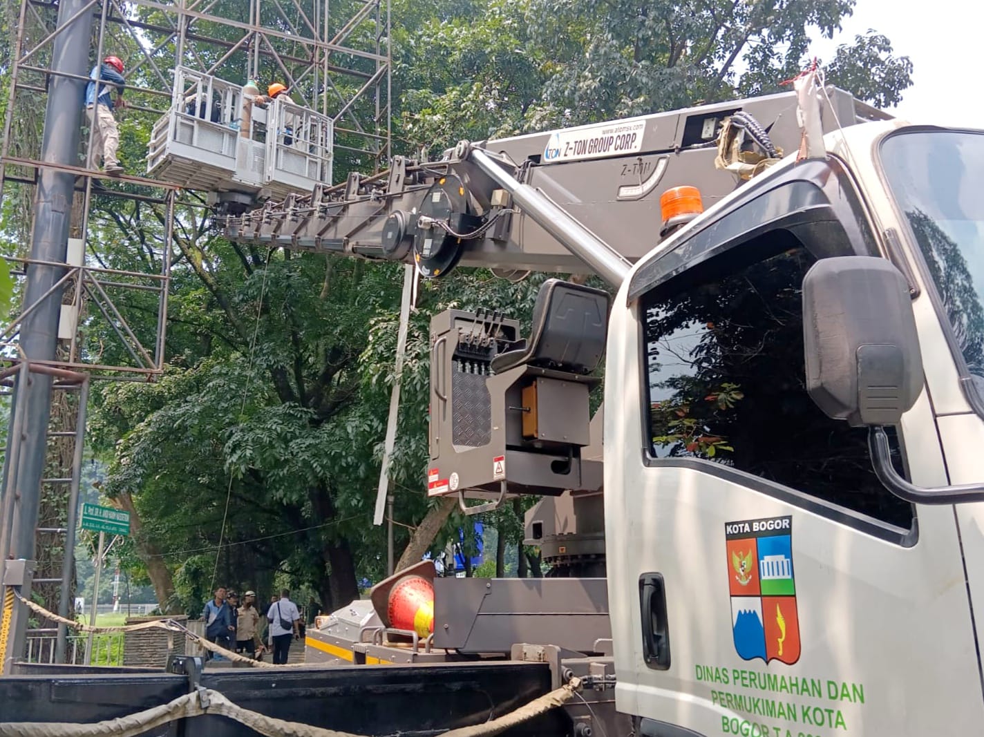 Billboard Tak Berizin di Jalur SSA Kota Bogor Kembali Dibongkar